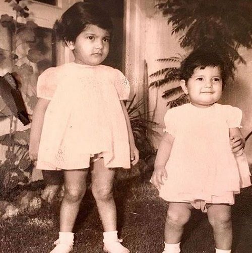 Lapsepõlve pilt Divya Sethist koos õega