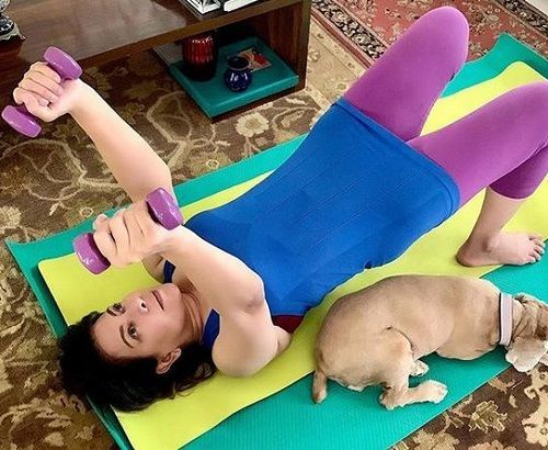 Divya Seth tập yoga