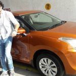 Deepak Wadhwa pozira sa svojim automobilom Maruti Suzuki Baleno