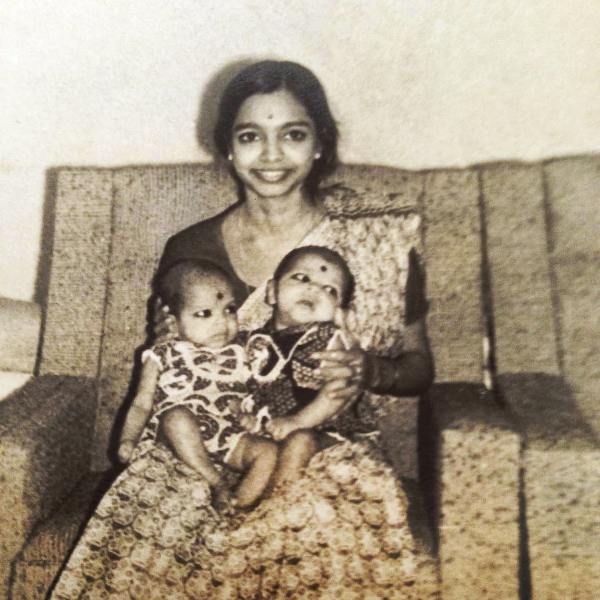 Картина от детството на Рагху Рам с брат си и майка си