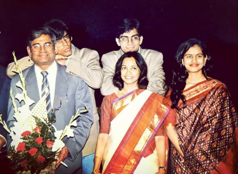 Raghu Ram amb els seus pares i germans
