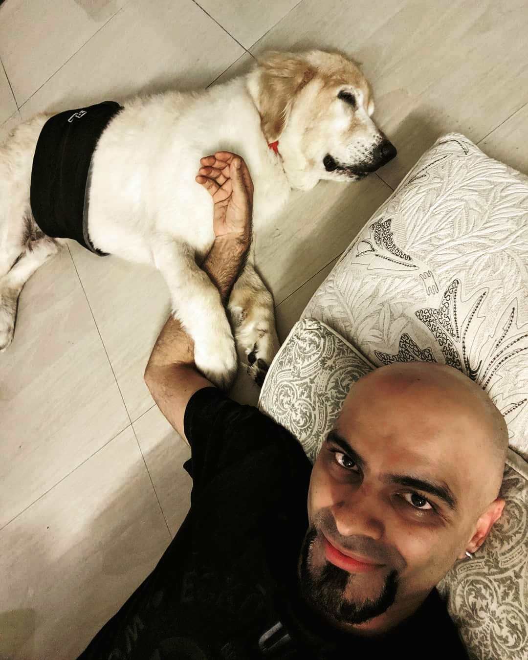 Ram Raghu com seu cachorro de estimação