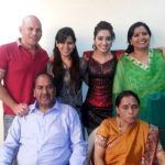 Asha Negi med sin familie