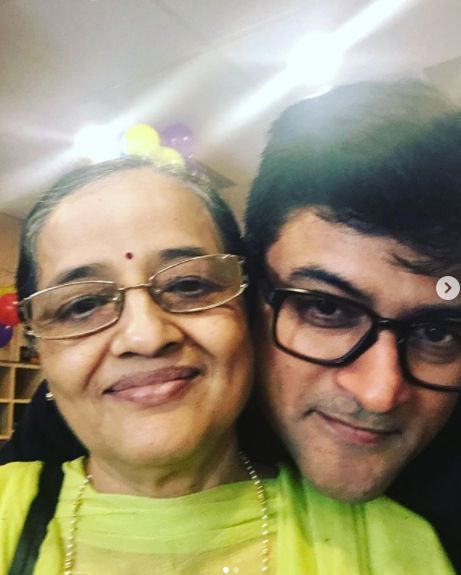 Ο Manav Gohil και η μητέρα του