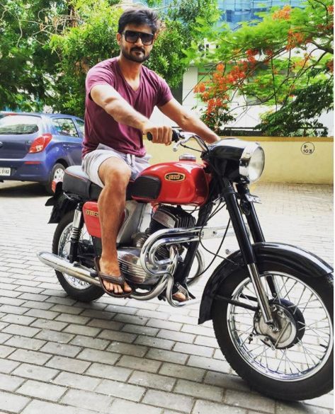 Manav Gohil fährt Fahrrad