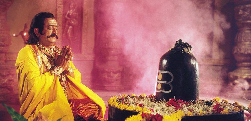 Ravan (interpretado por Arvind Trivedi) com sua esposa Mandodari em uma imagem de Ramayan