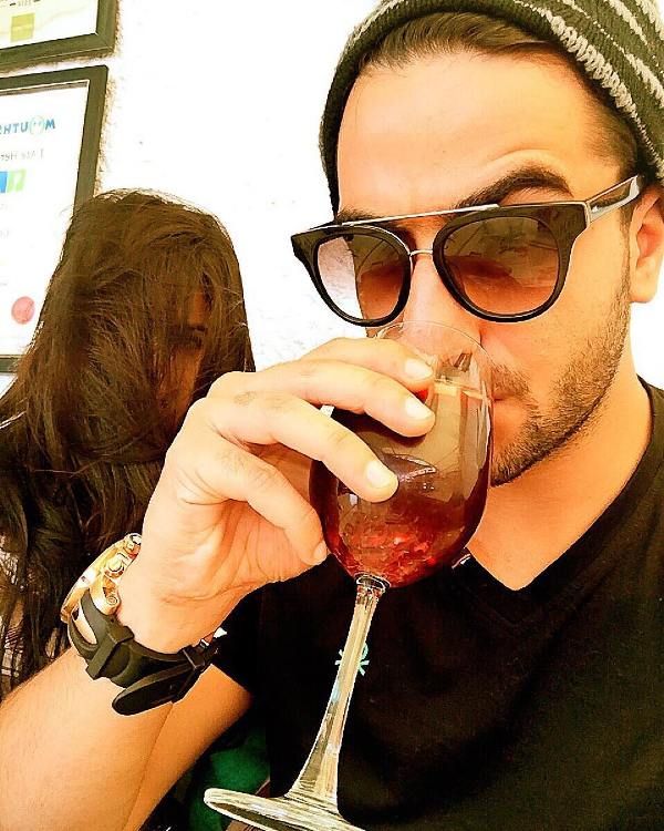 Али Гони пьет алкоголь