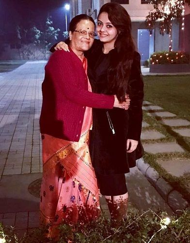 Деволина Bhattacharjee с майка си