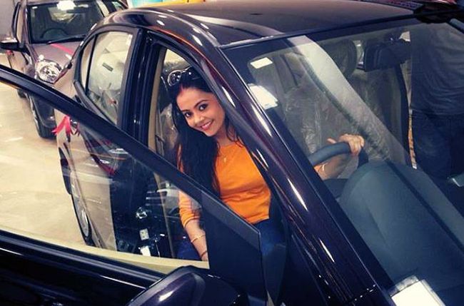 Devoleena Bhattacharjee в колата си