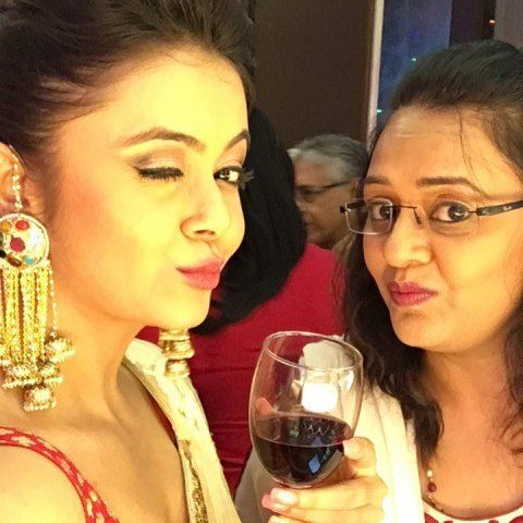 Devoleena Bhattacharjee mit einem Glas Wein