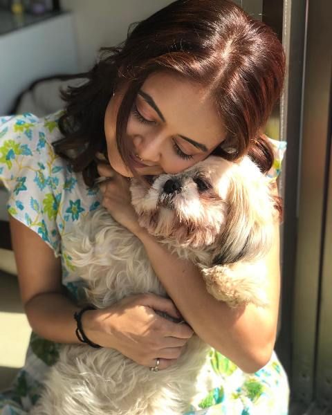 Деволина Bhattacharjee с нейното домашно куче