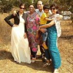 শ্বেতা মাহাদিক তার বাবা-মা, বোন প্রজক্ত মহাদিক, এবং পুত্র অভির ভেন্ডে সাথে