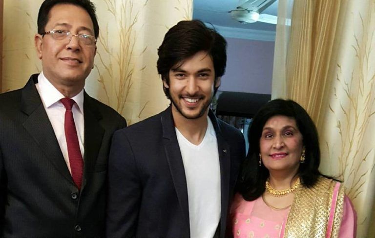 Shivin Narang sa svojim roditeljima