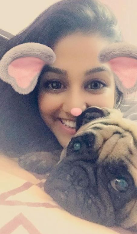 Amandeep Sidhu mit ihrem Hund