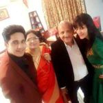 Anshul Pandey com seus pais e irmã Sakshi Pandey