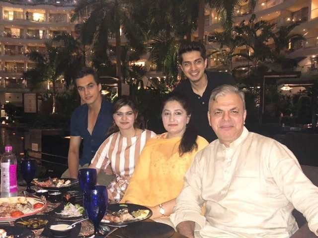 मोहसिन खान अपने परिवार के साथ