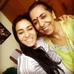 Nivedita Bhattacharya édesanyjával