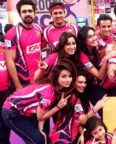 Adaa Khan con otros miembros del equipo de BCL