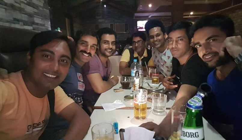 पंकज सिंह अपने दोस्तों के साथ शराब का आनंद लेते हुए