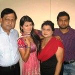 Kratika Sengar, ebeveynleri ve erkek kardeşi Anuraag Sengar Vedant ile birlikte