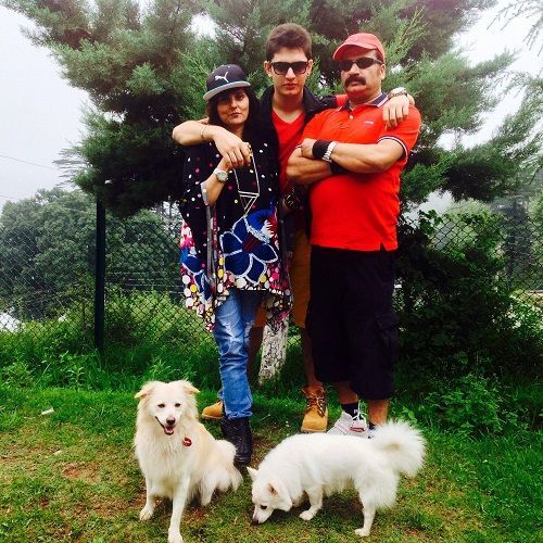 Samarthya Gupta con sus padres y perros de compañía
