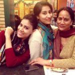 Swati Vatssa amb la seva mare Rani Vats i la germana Shruti Vatsa