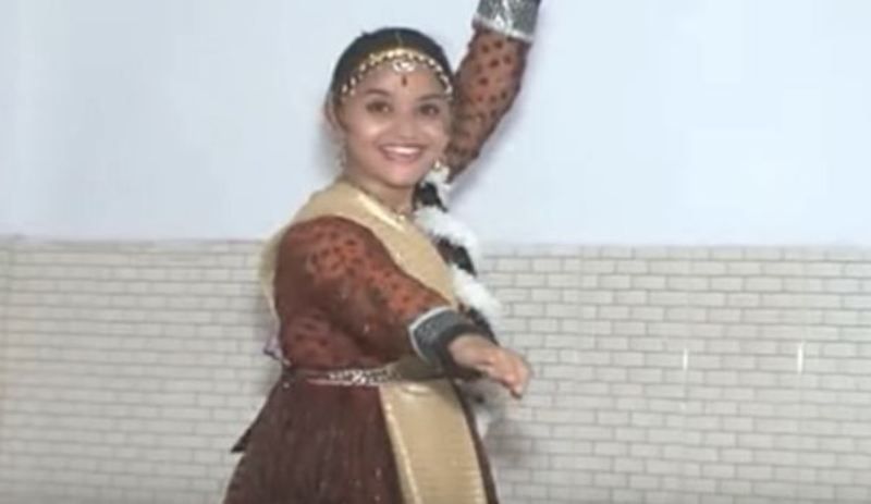Riya Shukla Klasik Dans Yapıyor