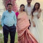 Charu Asopa vanhempiensa ja aviomiehensä kanssa