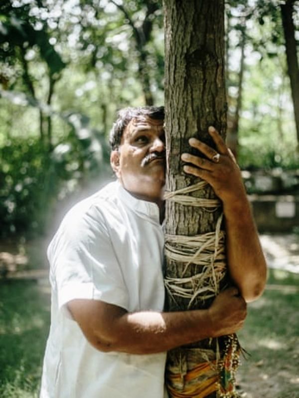 Shyam Sunder Paliwal Nakayakap sa isang Kadam Tree sa Alaala ng Kanyang Anak na Babae na si Kiran