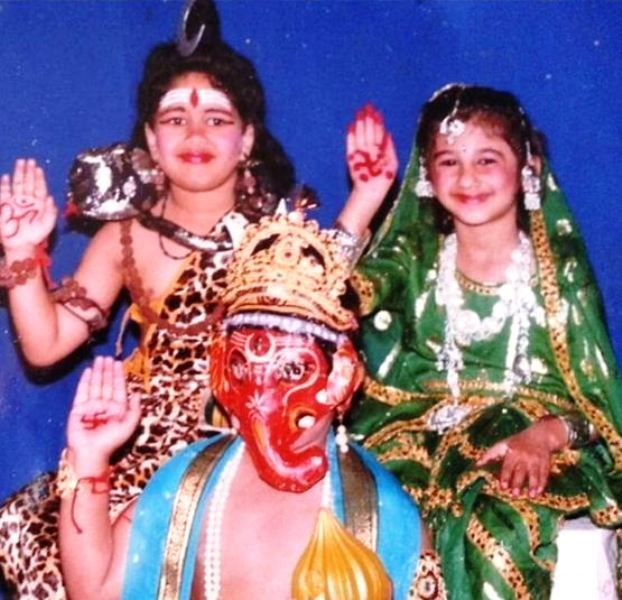 Bức ảnh thời thơ ấu của Jasleen Matharu với cha và anh trai của cô