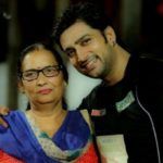 Aadesh Chaudhary avec sa mère