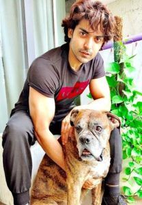 Gurmeetas Choudhary myli šunis