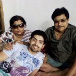 Gurmeetas Choudhary su savo tėvais