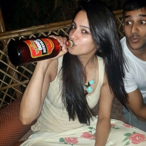 शराब की बोतल के साथ अनीता हसनंदानी