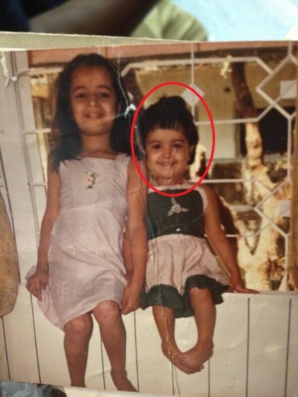 अपनी बहन के साथ अनीता हसनंदानी की बचपन की तस्वीर