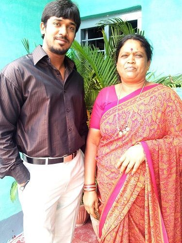 Rajeev dengan ibunya