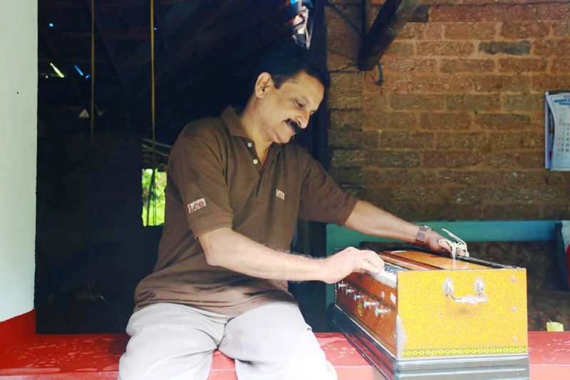 Dr Rajith Kumar Memainkan Harmonium