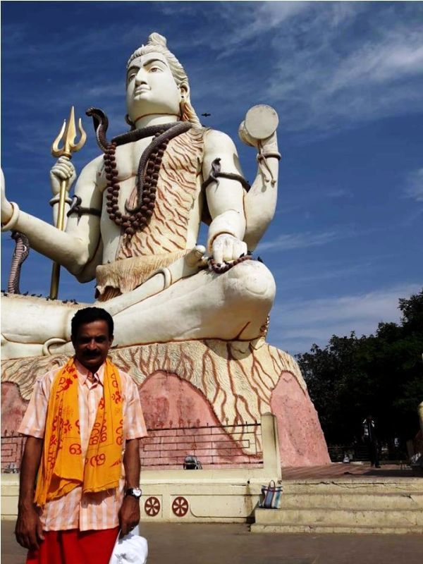 Dr Rajith Kumar di Kuil Siwa