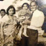 সোনালী জাফর (শৈশব) তার মা-বাবার সাথে