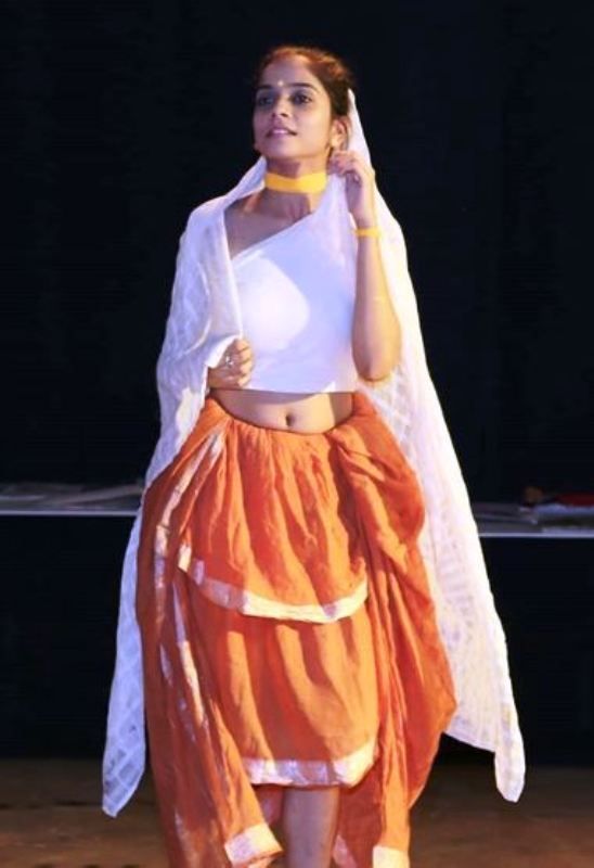 Preksha Mehta actuando en una obra de teatro