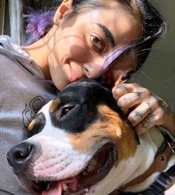 VJ Bani mit ihrem Hund