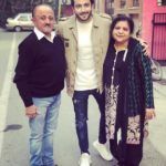 Dheeraj Dhooper se svými rodiči