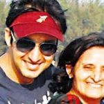 Saurabh Raj Jain met zijn moeder