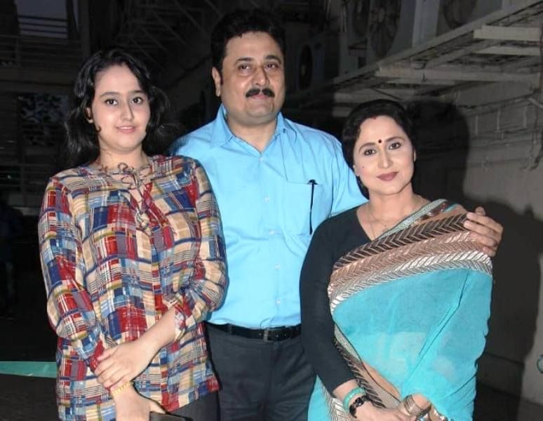 Deepak Deulkar com sua esposa e filha