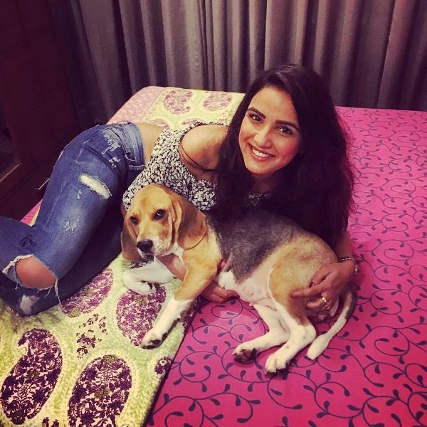 Jasmin Bhasin med sin Beagle Dog Mia