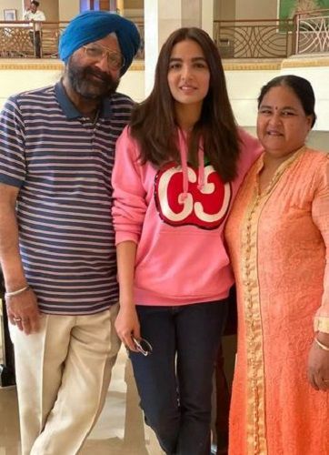 Jasmin Bhasin với cha mẹ của cô ấy
