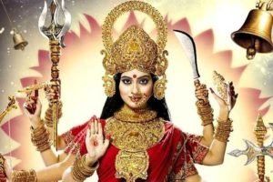 Piyali Munsi com Maa Durga a