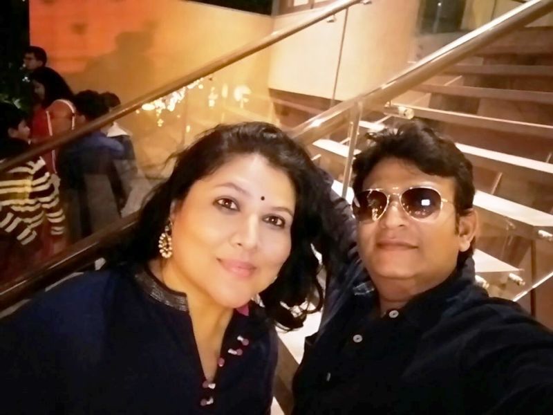 Η Pinky Parikh και ο σύζυγός της