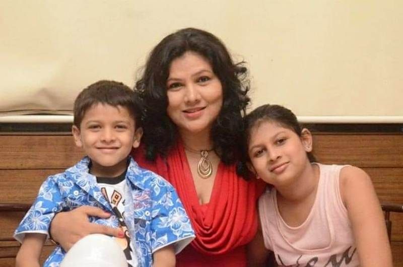 Pinky Parikh sa svojom djecom