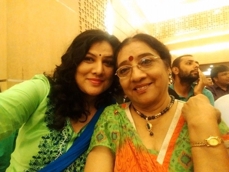 Pinky Parikh com sua mãe